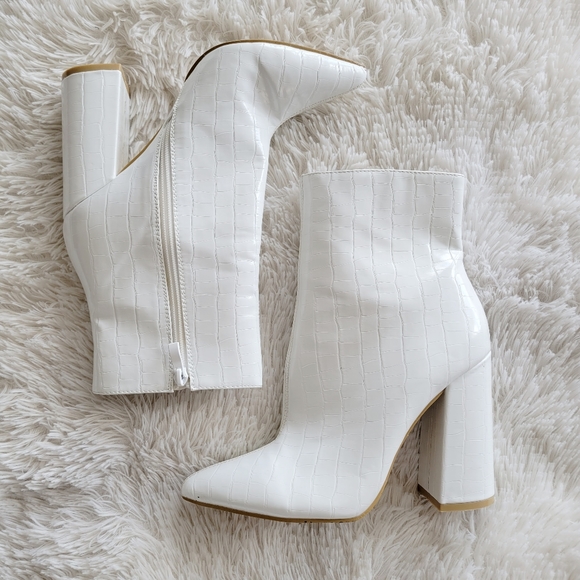 PrettyLittleThing White Faux Snakeskin Print Ankle Boots - Picture 4 of 11